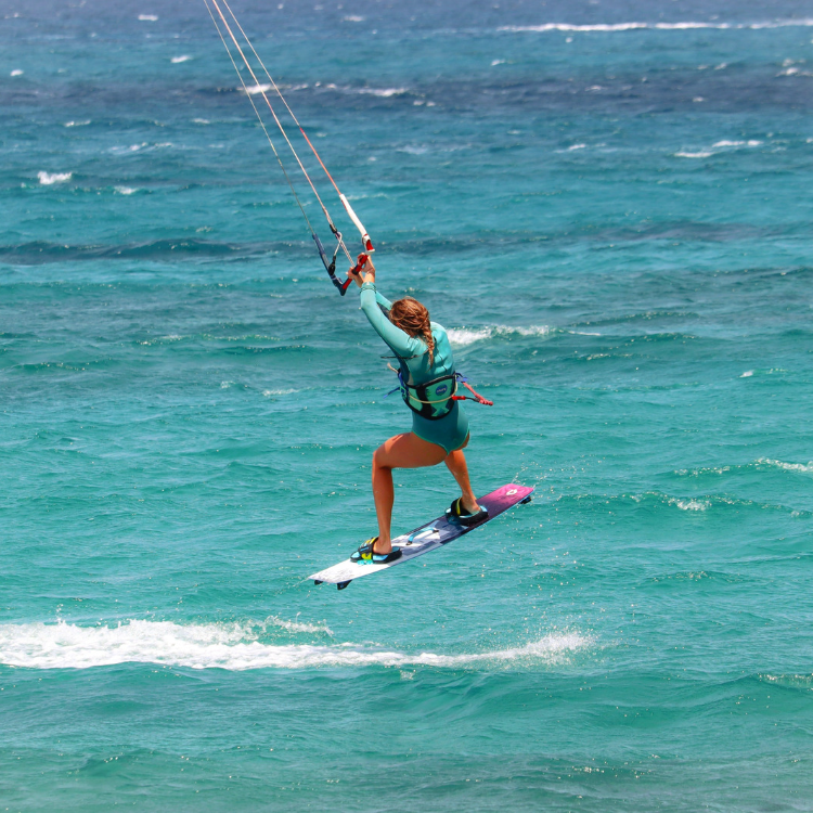 Kvinde kitesurf